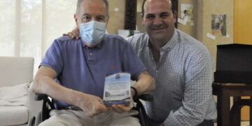 El ex concejal Jorge Oliva recibe el reconocimiento y homenaje por el trabajo realizado en la última legislatura