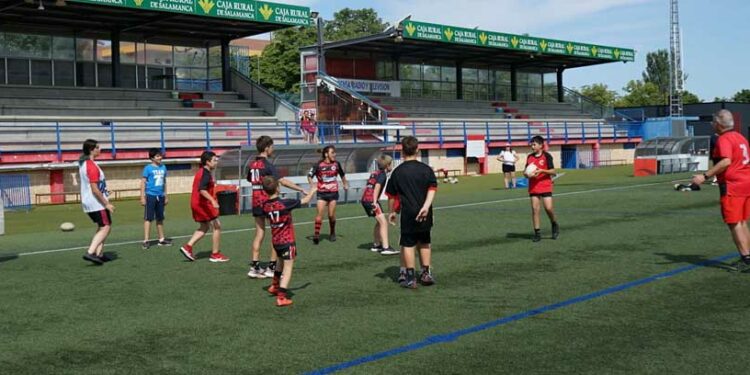 Los niños se acercan al deporte y al rugby en la Semana de la Juventud