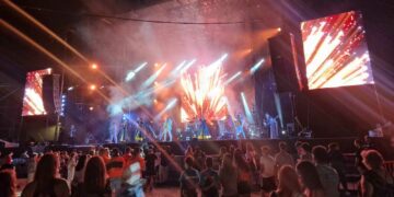 La música y el espectáculo de la orquesta Cañón cierran la jornada festiva de Santa Marta