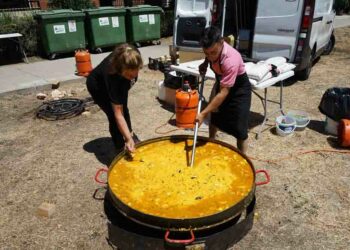 Jornada de convivencia y gastronomía con una gran paella para 1.100 personas