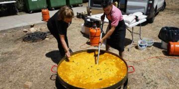 Jornada de convivencia y gastronomía con una gran paella para 1.100 personas