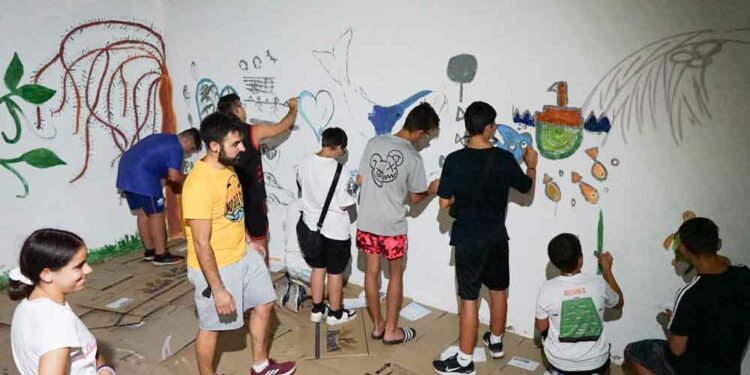 El taller de grafitis y pintura mural despierta el interés de los jóvenes de Santa Marta