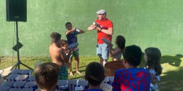 Teo Marcos muestra su habilidad con los cócteles a los vecinos de Carbajosa