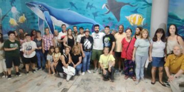 El artista Rober Bece realiza una visita guiada para explicar las obras realizadas en el municipio