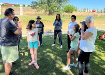 Intercambio de juegos entre niños y mayores de Carbajosa para celebrar el Día de los Abuelos