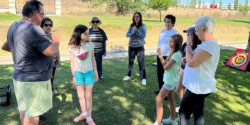 Intercambio de juegos entre niños y mayores de Carbajosa para celebrar el Día de los Abuelos