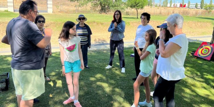 Intercambio de juegos entre niños y mayores de Carbajosa para celebrar el Día de los Abuelos