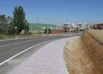 Reabre al tráfico la carretera que une Navahonda con el casco urbano de Carbajosa tras concluir la obra de la nueva acera peatonal