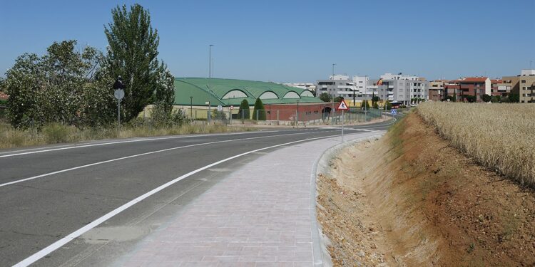 Reabre al tráfico la carretera que une Navahonda con el casco urbano de Carbajosa tras concluir la obra de la nueva acera peatonal