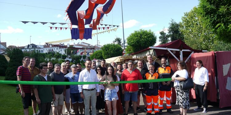 Arranca el ‘Verano Cultural’ de Carbajosa con el pasacalles de personajes fantásticos y el I Mercado Medieval