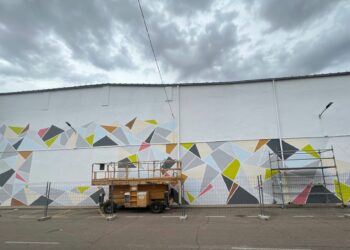 Un nuevo mural decora la trasera del frontón del parque en Castellanos