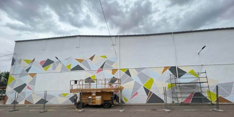 Un nuevo mural decora la trasera del frontón del parque en Castellanos