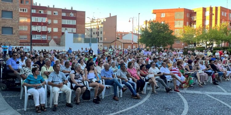 Las sevillanas ponen las últimas notas musicales a las fiestas de Santa Marta