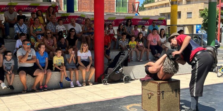 Humor y circo divierten al público en el nuevo espectáculo de ‘Marteatrando’