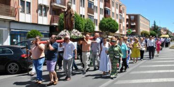 La Patrona brilla en en la procesión de su día de fiesta arropada por los vecinos