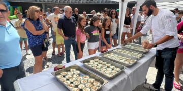 La fiesta continúa con el homenaje a los trabajadores municipales jubilados y la degustación de 600 tapas con las que la Escuela de Hostelería ha invitado a los vecinos