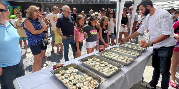 La fiesta continúa con el homenaje a los trabajadores municipales jubilados y la degustación de 600 tapas con las que la Escuela de Hostelería ha invitado a los vecinos