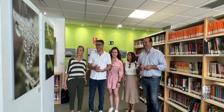 Villamayor disfruta de las ‘Noches de Cultura’ de Diputación con la exposición de fotos de Neli Martín, cine, teatro y música