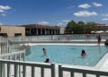Éxito de público en la apertura de las piscinas de Villares y ya son 673 abonados los que disfrutan de las renovadas instalaciones