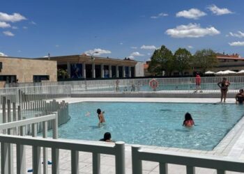 Éxito de público en la apertura de las piscinas de Villares y ya son 673 abonados los que disfrutan de las renovadas instalaciones