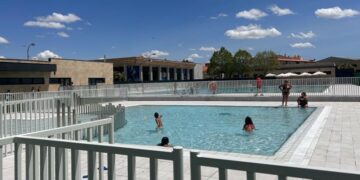 Éxito de público en la apertura de las piscinas de Villares y ya son 673 abonados los que disfrutan de las renovadas instalaciones