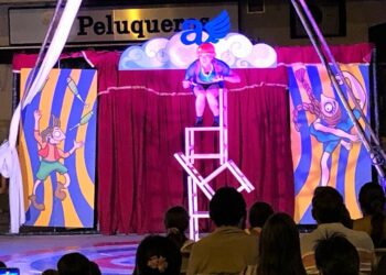 Espectáculo circense y acrobacias en el inicio de las ‘Noches de Verano’ de Villares