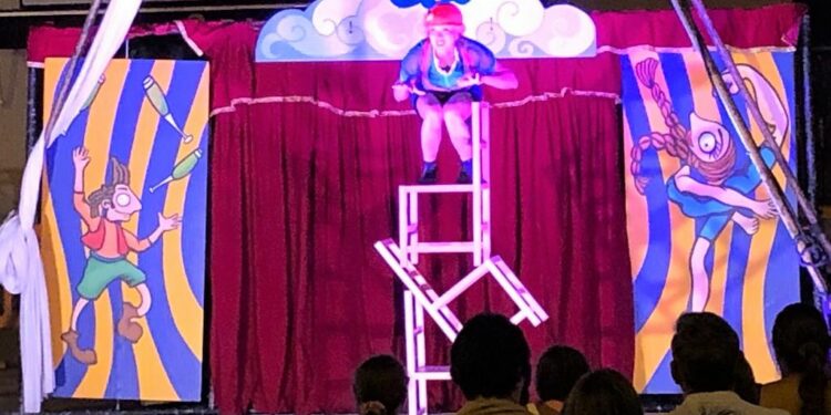 Espectáculo circense y acrobacias en el inicio de las ‘Noches de Verano’ de Villares