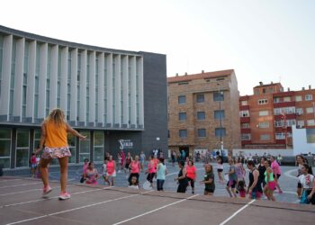 Máster class de zumba y cine al aire libre para la jornada festiva del sábado