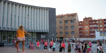 Máster class de zumba y cine al aire libre para la jornada festiva del sábado