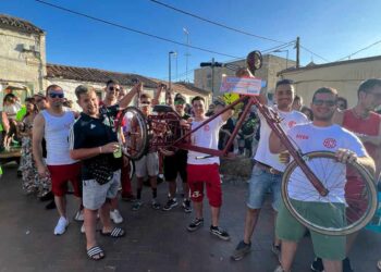 De un carrusel a la alfombra de Aladín: Máxima expectación y lleno absoluto en los Autos Locos de Doñinos