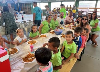 Los vecinos de Doñinos comparten un millar de raciones de la paella solidaria de fiestas