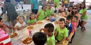 Los vecinos de Doñinos comparten un millar de raciones de la paella solidaria de fiestas