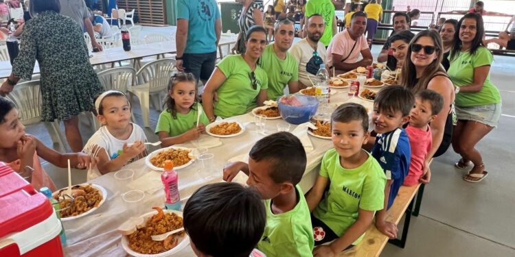Los vecinos de Doñinos comparten un millar de raciones de la paella solidaria de fiestas