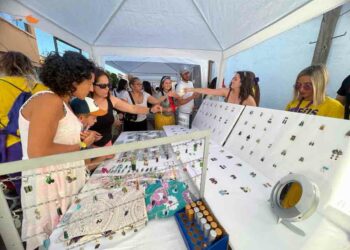 El mercadillo de artesanía capta el interés y la atención del público para completar el primer día de fiestas