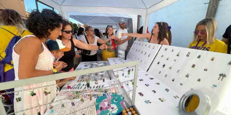 El mercadillo de artesanía capta el interés y la atención del público para completar el primer día de fiestas