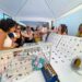 El mercadillo de artesanía capta el interés y la atención del público para completar el primer día de fiestas