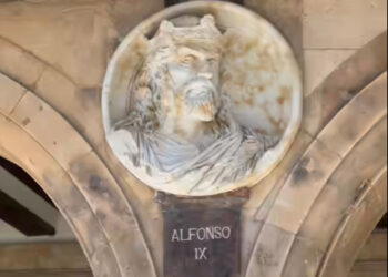 La Plaza Mayor ya luce el medallón de Alfonso IX de León realizado por el artista Óscar César Alvariño