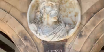 La Plaza Mayor ya luce el medallón de Alfonso IX de León realizado por el artista Óscar César Alvariño