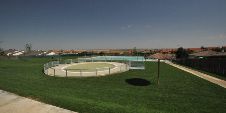 Las fugas de agua y las fisuras obligan a cerrar las piscinas municipales de Carrascal de Barregas