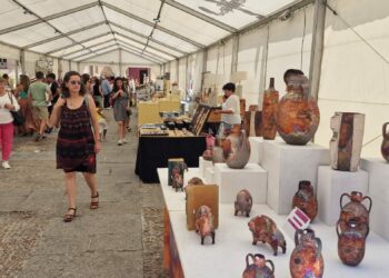 Más de una veintena de artesanos se dan cita en la XXXV Feria del Barro hasta el día 20 en la plaza de Anaya