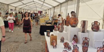 Más de una veintena de artesanos se dan cita en la XXXV Feria del Barro hasta el día 20 en la plaza de Anaya