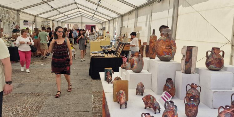 Más de una veintena de artesanos se dan cita en la XXXV Feria del Barro hasta el día 20 en la plaza de Anaya