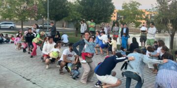Las familias siguen disfrutando de las actividades del verano con música, bailes y los hinchables acuáticos