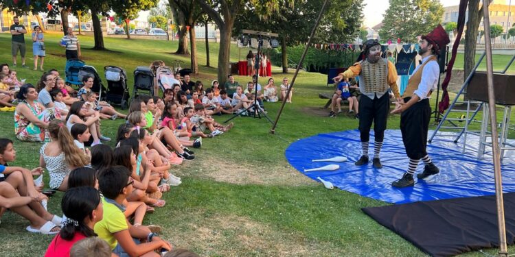 La magia del circo convierte el Prado de la Vega en una gran feria ambulante