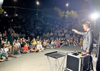 Complicidad del público en el espectáculo de magia y humor del Mago Toño