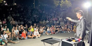 Complicidad del público en el espectáculo de magia y humor del Mago Toño