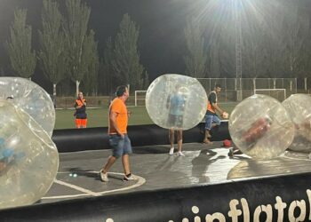 Un divertido partido de fútbol burbuja nocturno pone el broche final a la Semana de la Juventud en Carbajosa