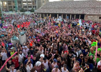 Estalla la diversión en Carbajosa: Más de 3.000 vecinos y peñistas abarrotan la Plaza para dar el pistoletazo de salida a las Fiestas de San Roque