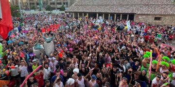 Estalla la diversión en Carbajosa: Más de 3.000 vecinos y peñistas abarrotan la Plaza para dar el pistoletazo de salida a las Fiestas de San Roque
