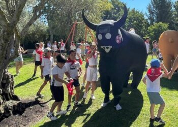 Las calles se llenan de color y diversión con los ‘toros’ del encierro infantil